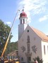 snesení kříže z věže kostela