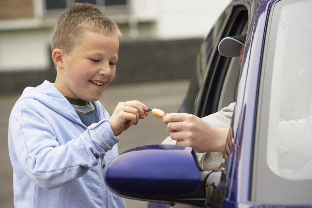 Únos-dětí-dítě-chlapec-bonbon-auto.jpg